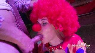 Im Zirkus Conny fickt den Clown