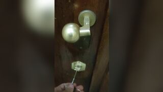 BECCO MIA MOGLIE IN CASA A SCOPARE UNO SCONOSCIUTO E MI ECCITO TROPPO. DIALOGHI ITA