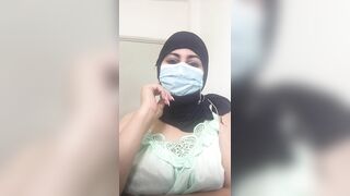 Tunisian wife speaks badly and masturbates her pussy pulling her breasts she wants girls and men