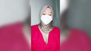 Sexy Hijab girl enjoys a good orgasm