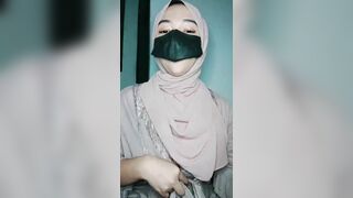 Hijab girl tries anal masturbation