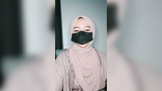 Hijab girl tries anal masturbation