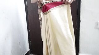 Saree bali bhabhi ne apni chut dikhaya