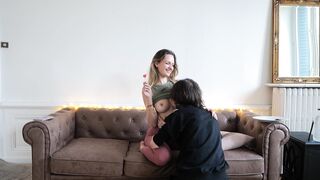 Amateur Français - Nina est de retour, je lui lèche la chatte et on chill ensemble.