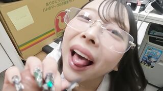 美人メガネお姉さんOLの会社に押しかけて... ①　受付嬢の業務中なのにキス、乳首舐め、生ちんこをお尻にグリグリしてから、生フェラ、最後はごっくん！