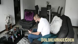 La mejor amiga de mi esposa me descubre masturbándome por ella pero terminamos follando