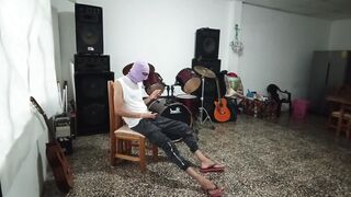 sexi music teacher poses cachondo to pupil