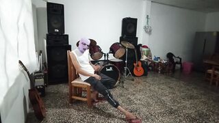 sexi music teacher poses cachondo to pupil