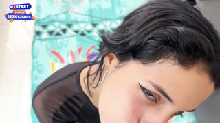 Linda chica desconocida me pide ayuda con su moto y yo le hago el mantenimiento a su estrecho coño.