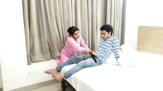 Hotel ke staff ko apne laude pe bithaya