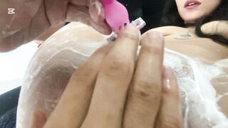 "Déjamela suavecita para que me puedas follar!" Madrastra traviesa pide a su hijastro que le afeite