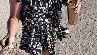 ladyboy hermosa con minivestido camina en publico con sandalias muy caliente