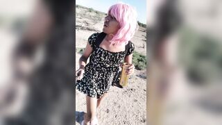 ladyboy hermosa con minivestido camina en publico con sandalias muy caliente