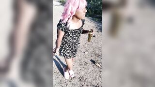 ladyboy hermosa con minivestido camina en publico con sandalias muy caliente