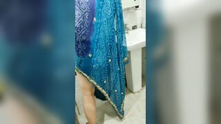 Desi bhabhi in blue saree liquid open