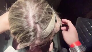 Loira rabuda fica exitada na balada e acaba transando gostoso no banheiro.