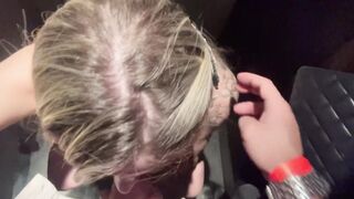 Loira rabuda fica exitada na balada e acaba transando gostoso no banheiro.
