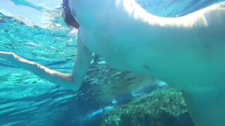 Stunning Girl Swims Nude on Public Beach