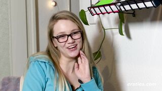 Krankenschwester Holly fängt vor der Haustüre mit dem Vorspiel an