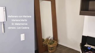 Alex espera que su novia se vaya para llenar de leche a su